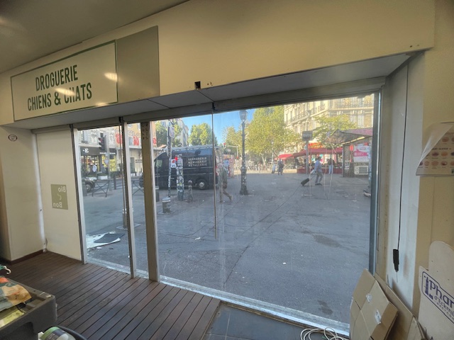 Vitrine coulissante de commerce