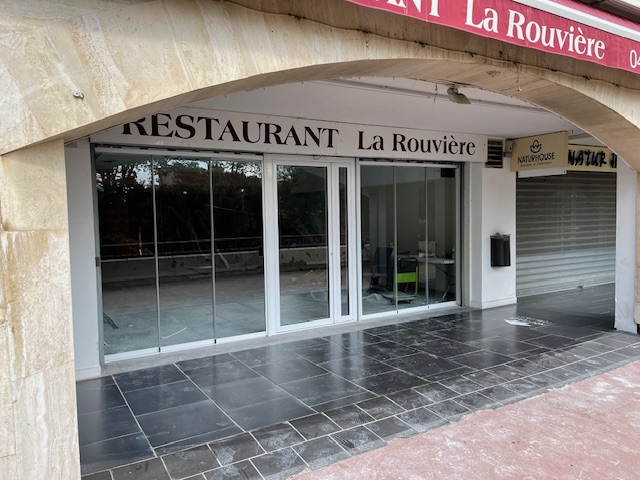 Façade vitrée de restaurant